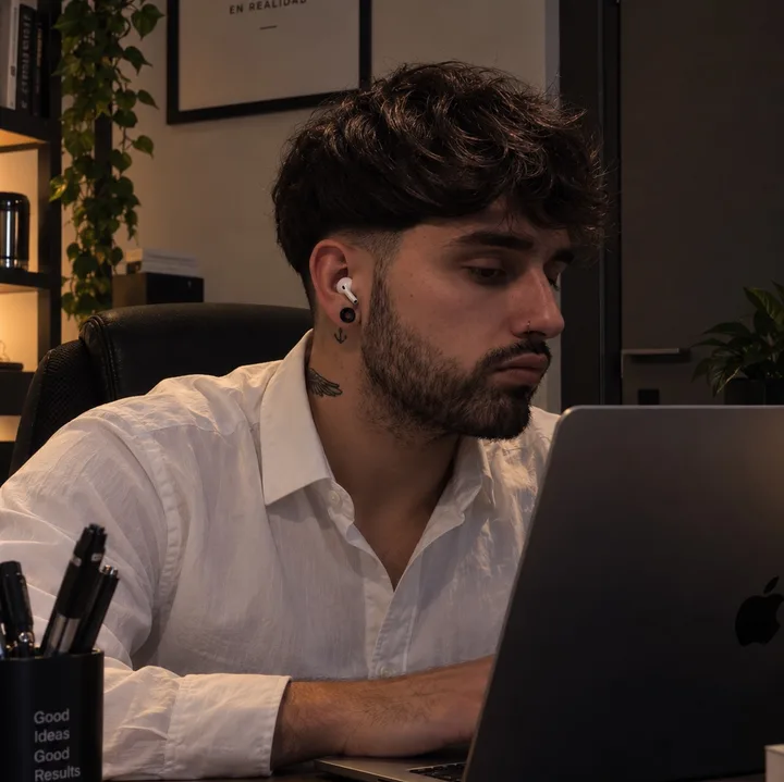 Claudio, desarrollador y fundador de CMG Development, trabajando con su portátil